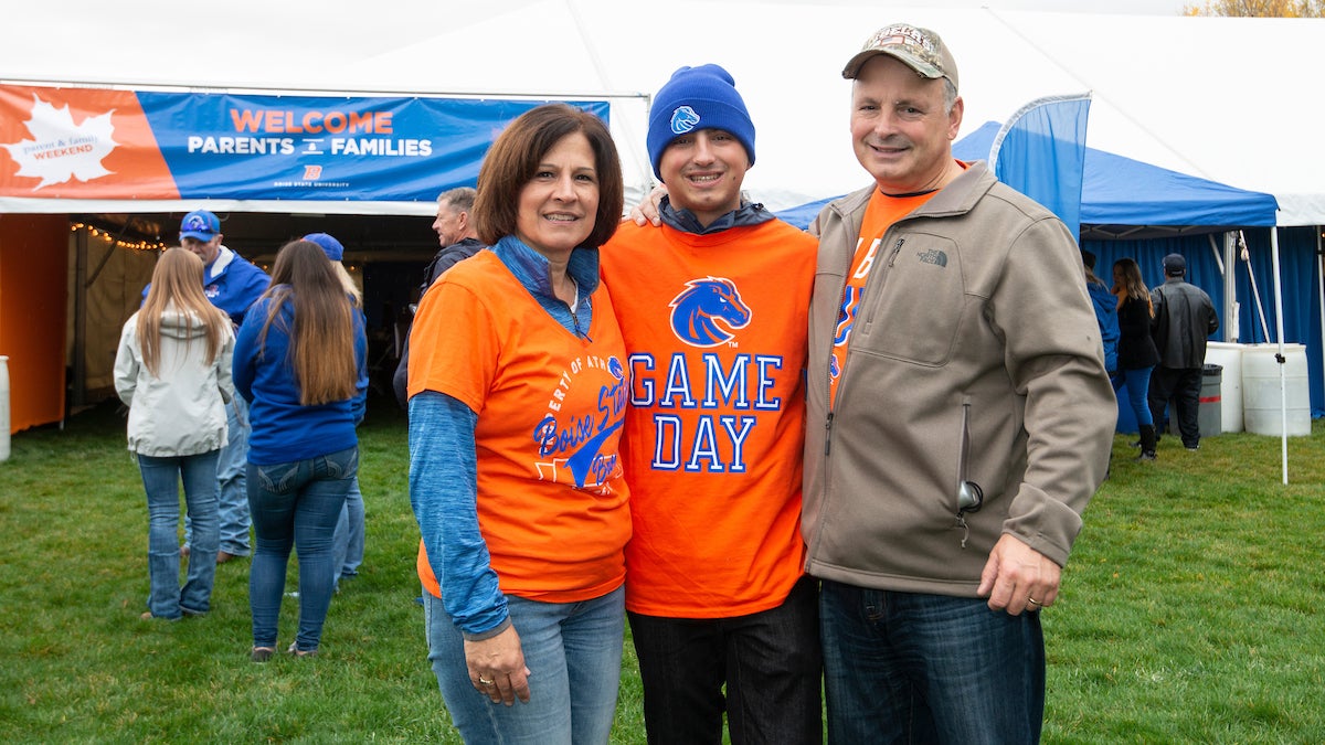 Student posts with parents during parent and family weekend