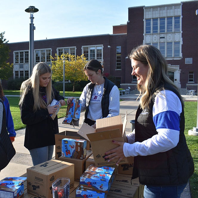 students packing food boxes