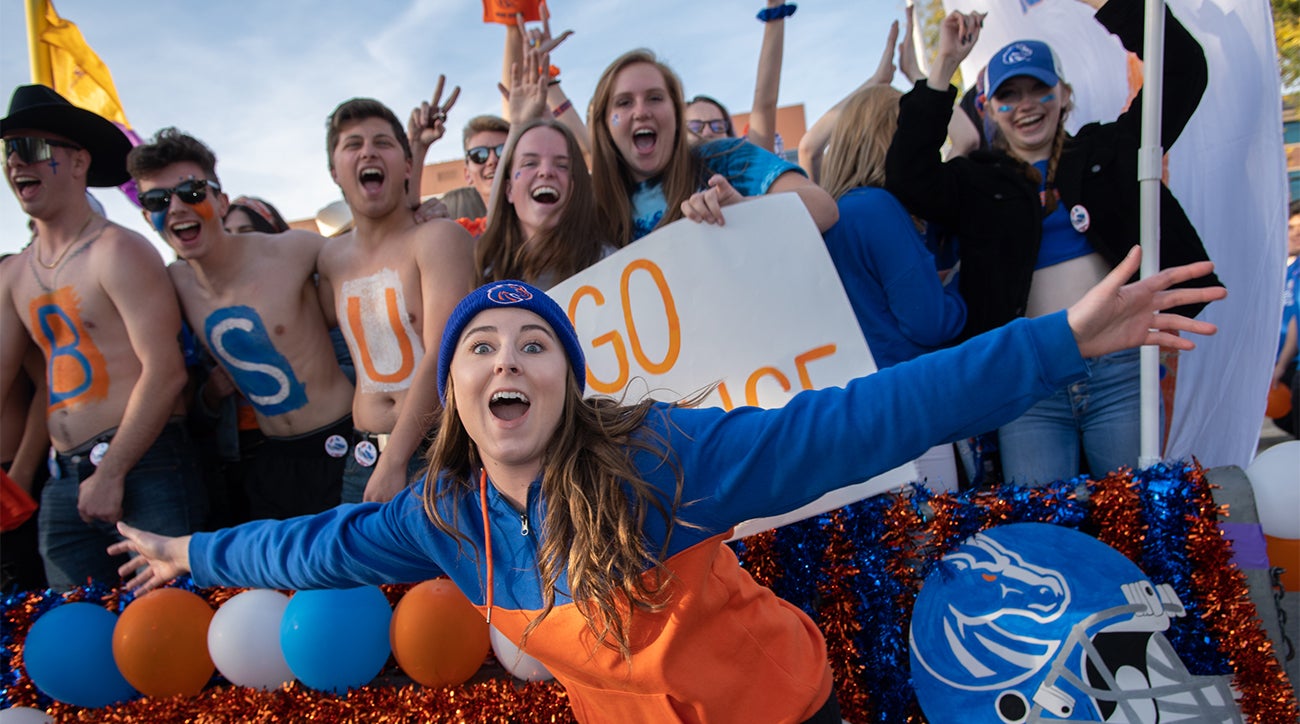Students on homecoming float