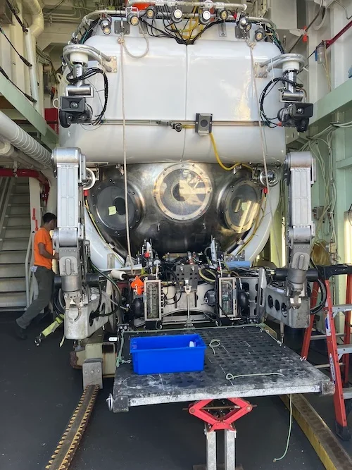 The Alvin docked on the R/V Atlantis