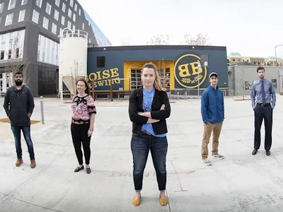 5 computer science students standing in front of the Boise Brewing building