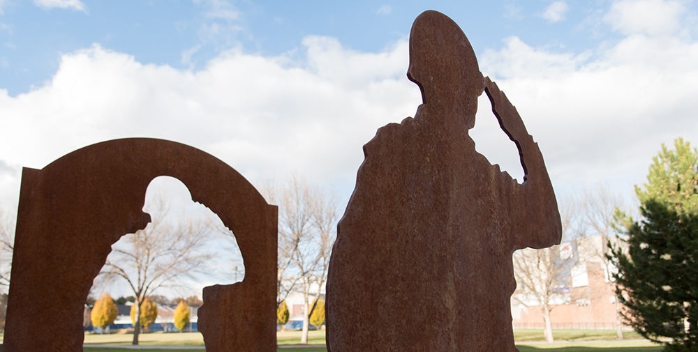 Statue of soldier soluting