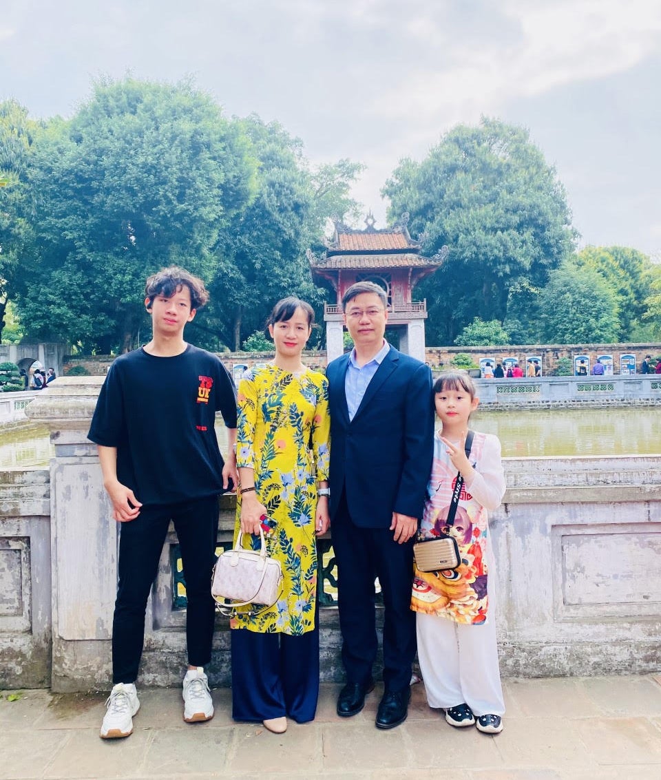 Bui Duc Tho alongside his wife Pham Thuy Giang and his two children in Vietnam.