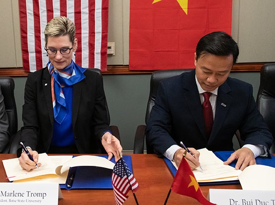 President Tromp and Bui Duc Tho during an agreement signing ceremony.