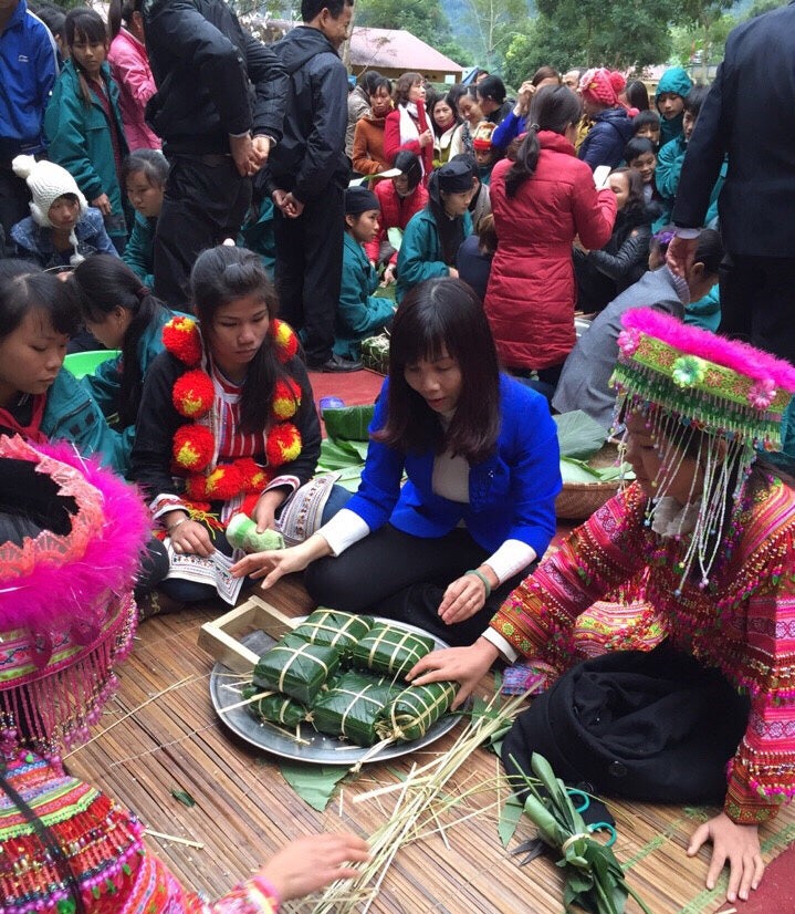 Hoa with other Vietnamese students.