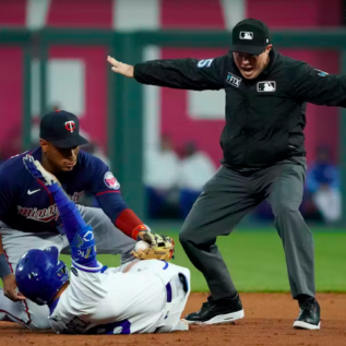 baseball umpire calls player safe