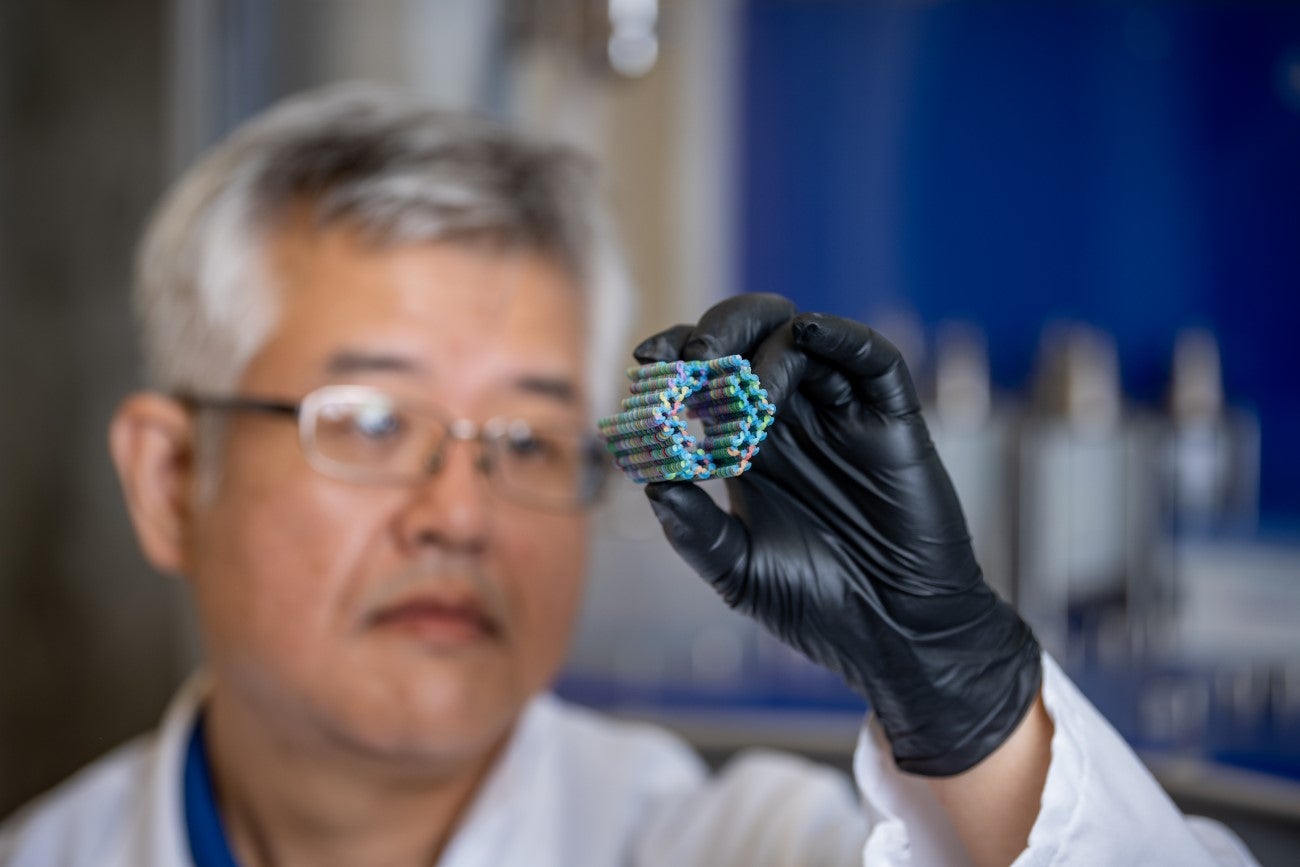 Jeunghoon Lee in lab