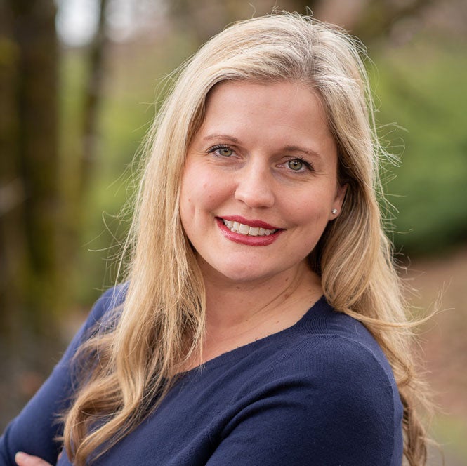 Headshot of AGNP student Liz Mohr smiling.