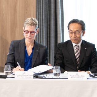 Marlene Tromp signs MOU in Japan