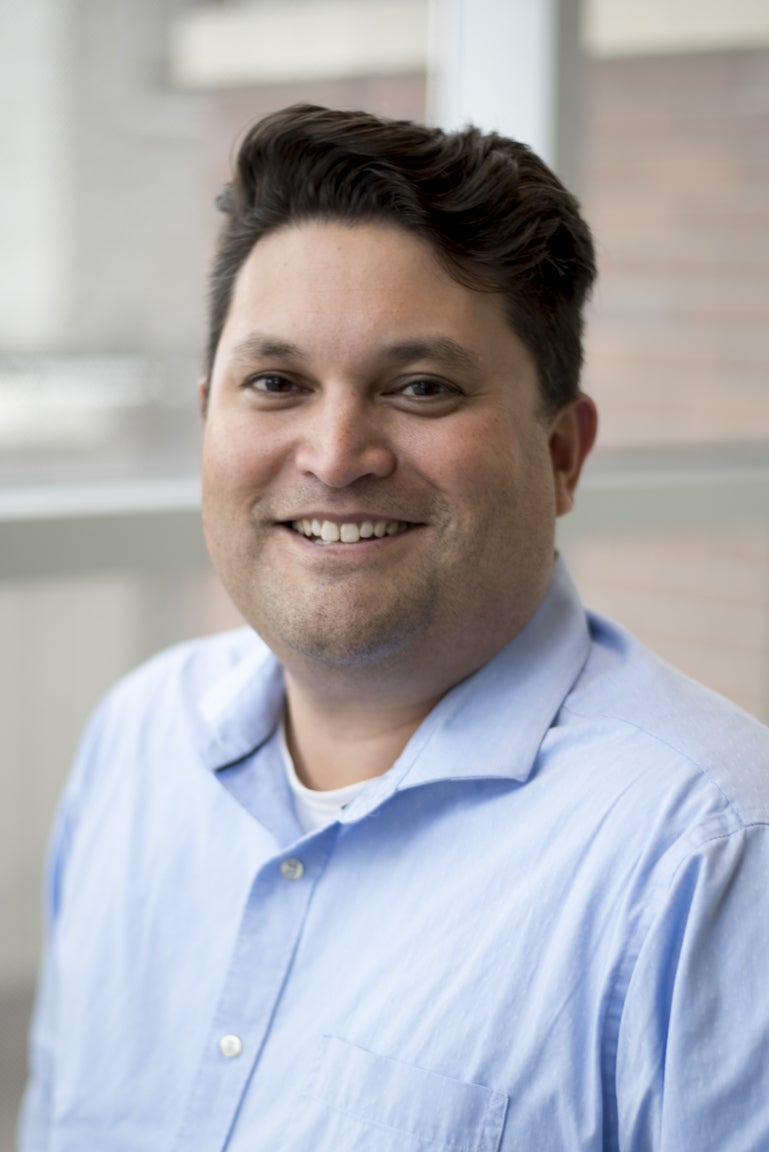 Alejandro Flores headshot