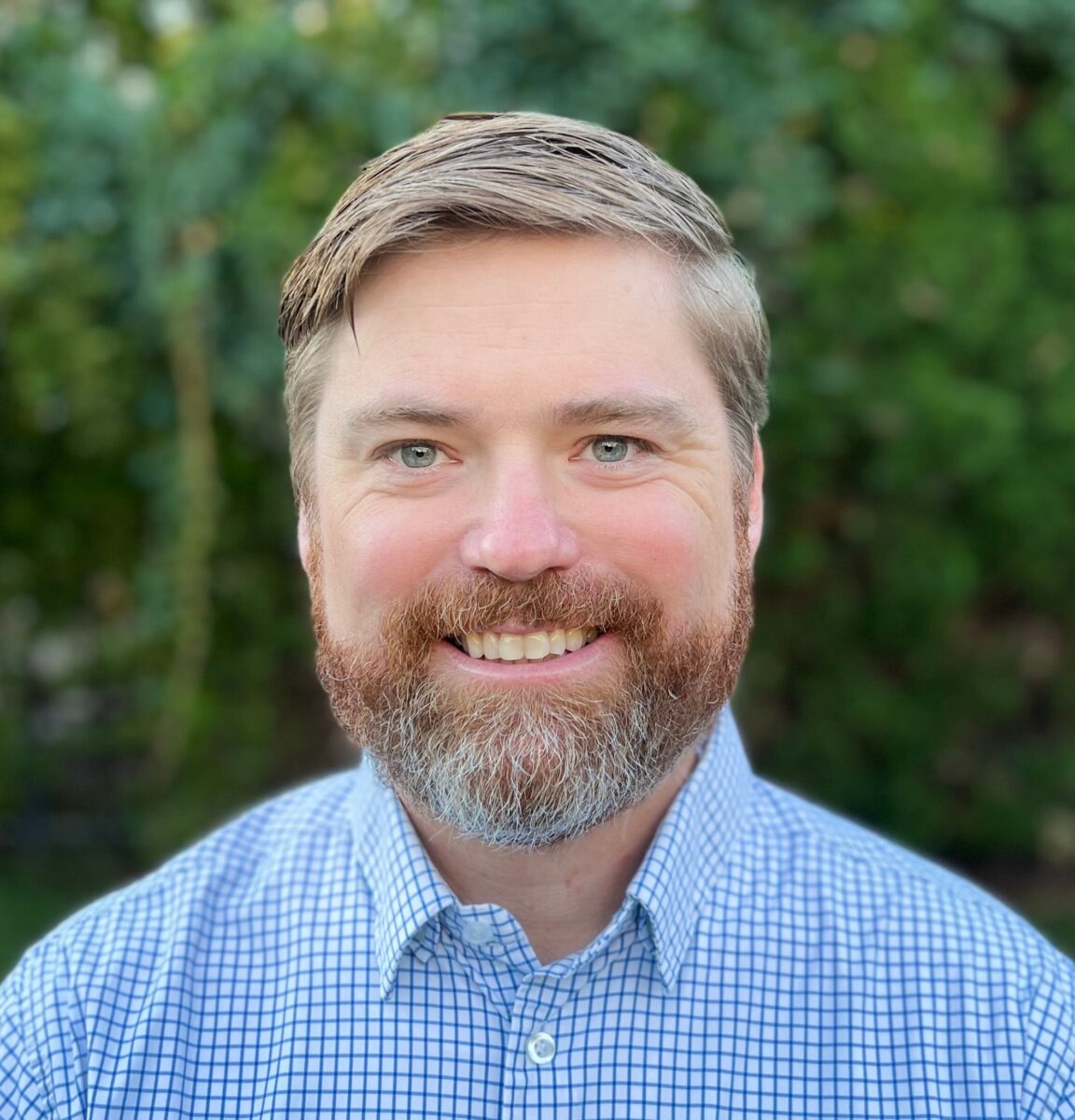 Lee Parton headshot
