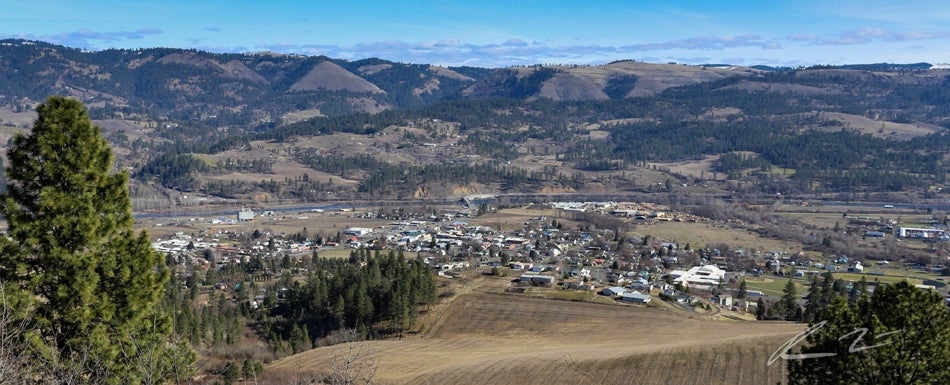City neslted around the foothills