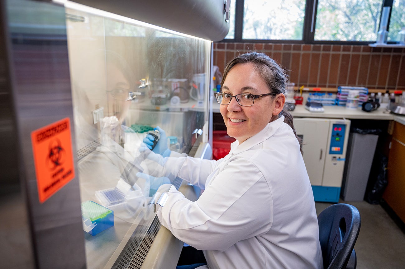 Juliette Tinker working in a lab.