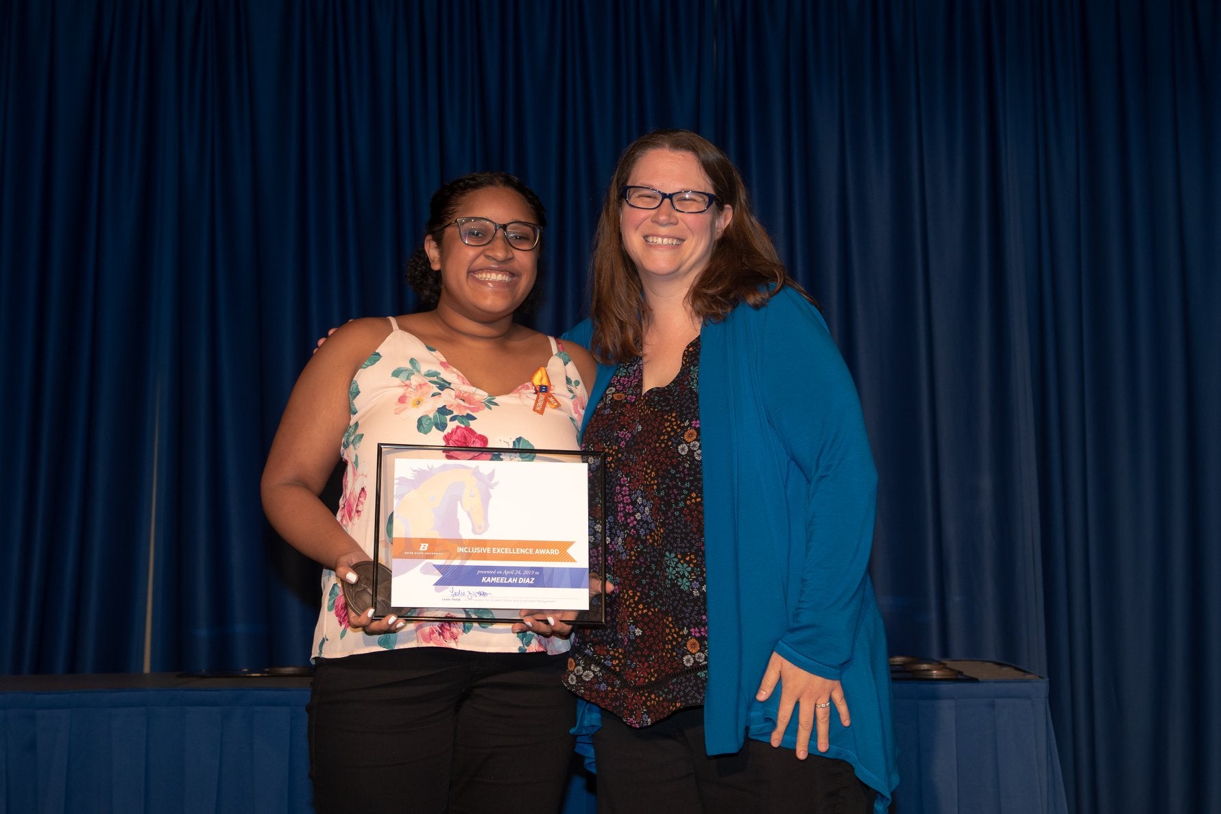 Kameelah diaz with her award